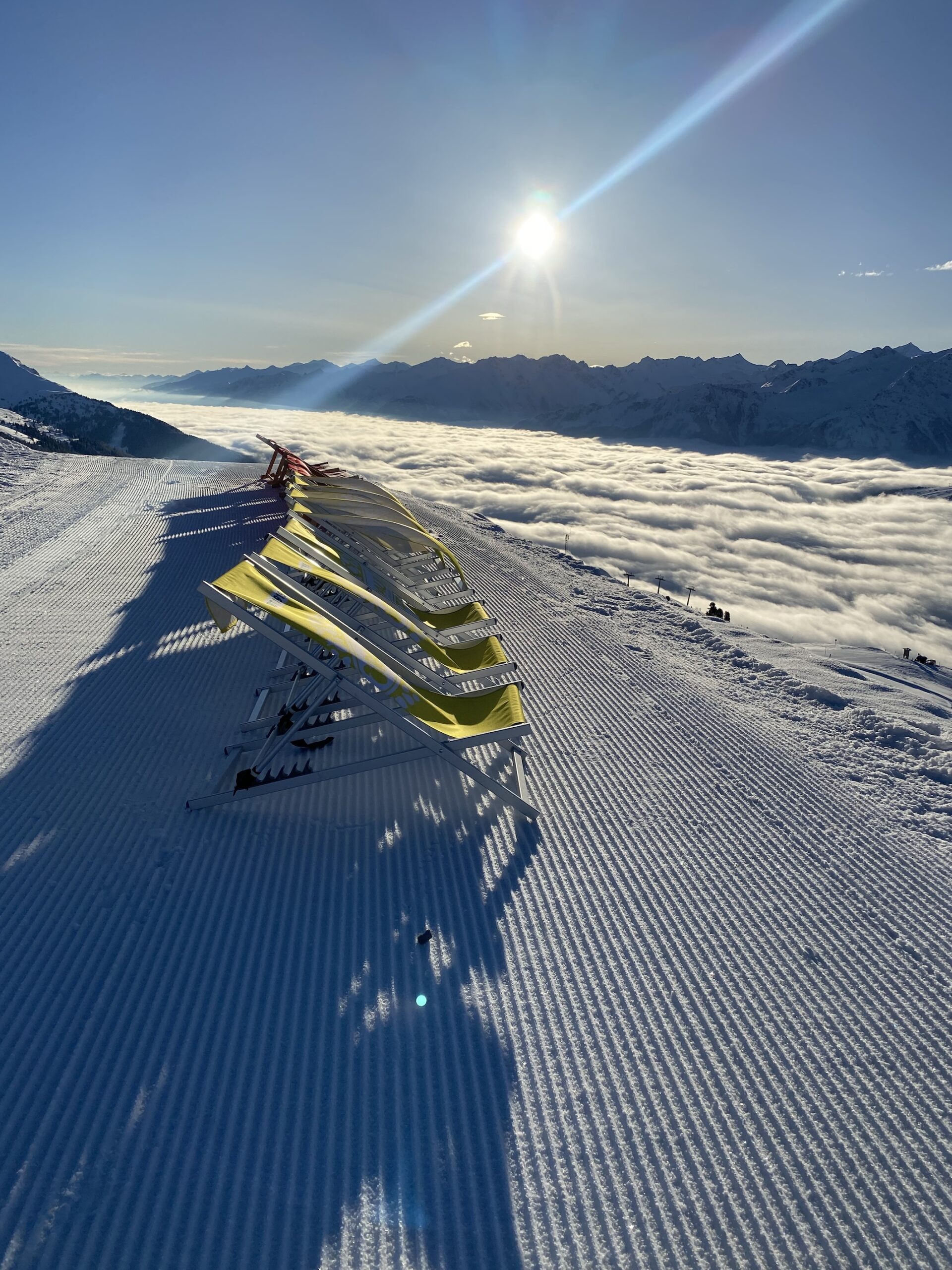 Ausblick Panoramaalm mit Liegestühlen im Schnee